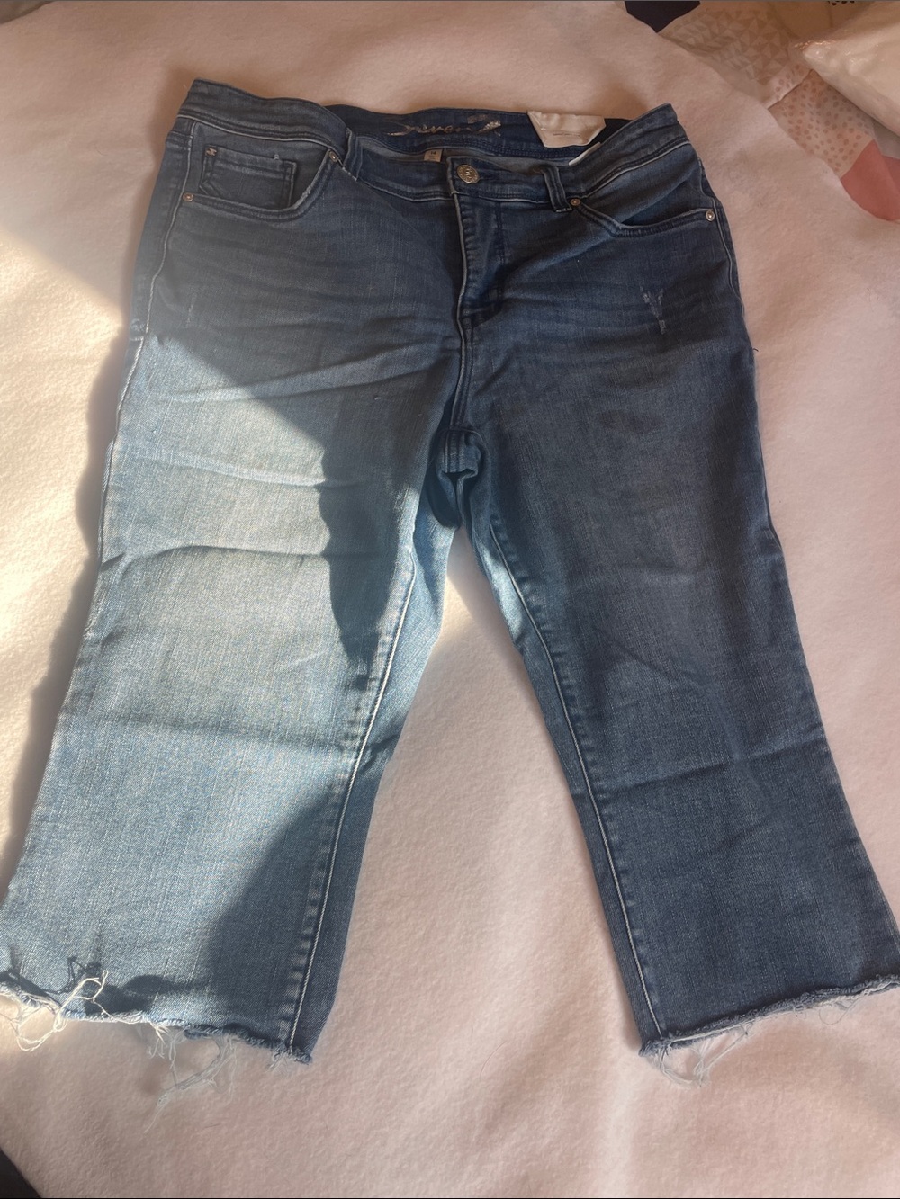 Women’s Cropped Raw-Hem breezy crop seven capris in Medium Blue